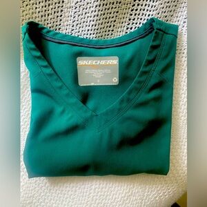 Sketchers women’s hunter green scrub top barely worn